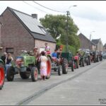 Oldtimertractoren trekken opnieuw in indrukwekkende colonne door Oosterzele.