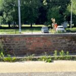 Infrabel dicht gat in keermuur langs Fernand Tavernestraat, volledige renovatie voorzien in 2027.