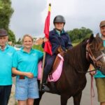 Paardenommegang Sint-Anna trekt opnieuw door Bambrugge: 22 jaar traditie, geloof en familiepassie.