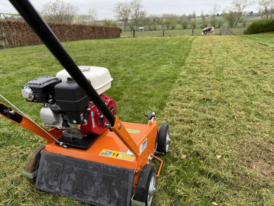 Verticuteermachine op een gazon voor herstel van kale plekken