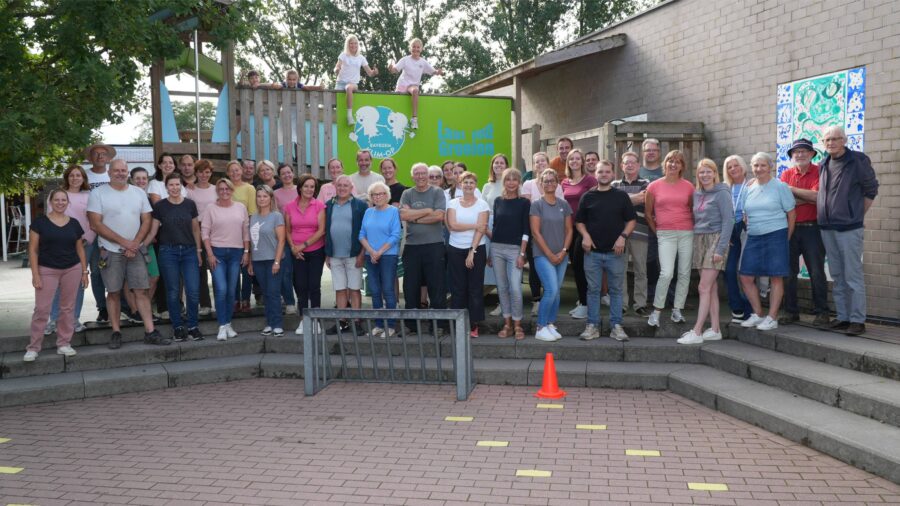 Meer dan 100 helpende handen maken Basisschool Klim-Op klaar voor het nieuwe schooljaar.