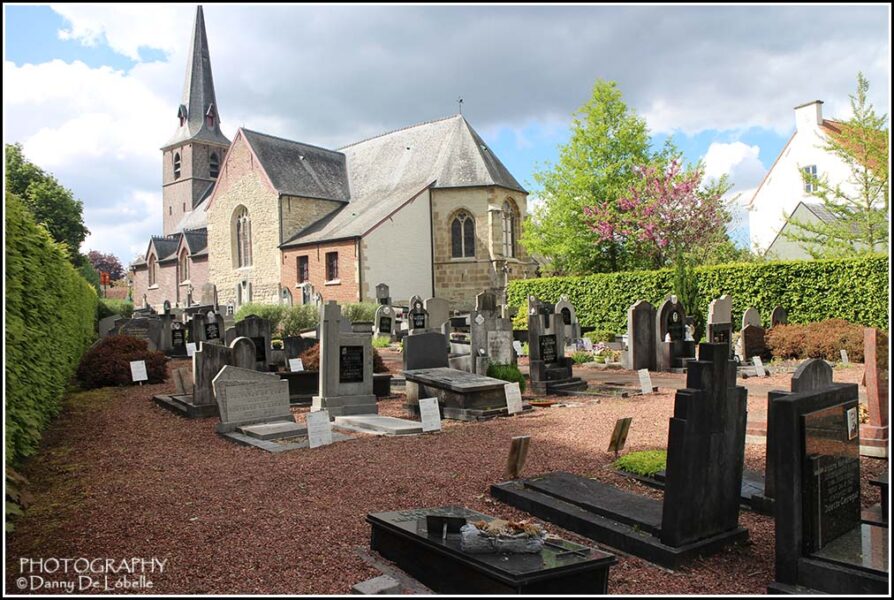 Vrijwilligers brengen funerair erfgoed in Oosterzele in kaart.