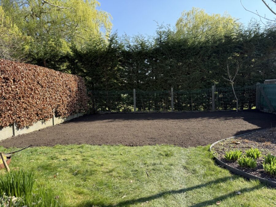 Voorbereide bodem klaar om gras in te zaaien