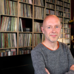 Lezing ‘Vinylpraat’ met Wouter Bulckaert: een muzikale reis door 22 levensjaren.