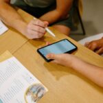 Workshop leert inwoners veilig en bewust omgaan met Facebook en WhatsApp.