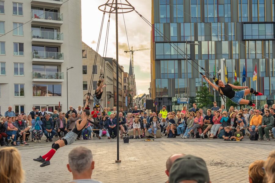 Aalst verandert een weekend lang in één groot circus: Cirk! zorgt voor spektakel en verwondering.