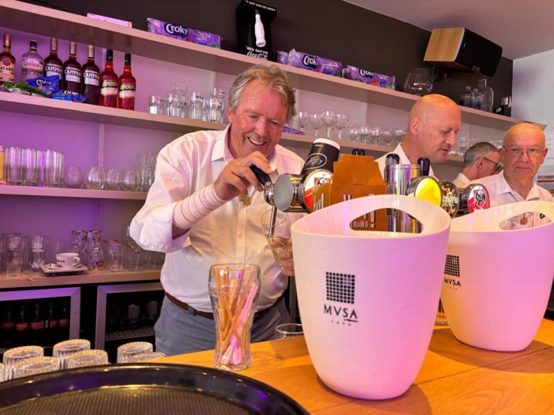 Freddy Thybaert trekt richting burgemeesterssjerp: Aalsterse cafébaas lanceert opvallende campagne.