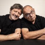 Nigel Williams en Raf Coppens samen op het podium: twee stand-upveteranen, één compromisloze comedyshow.