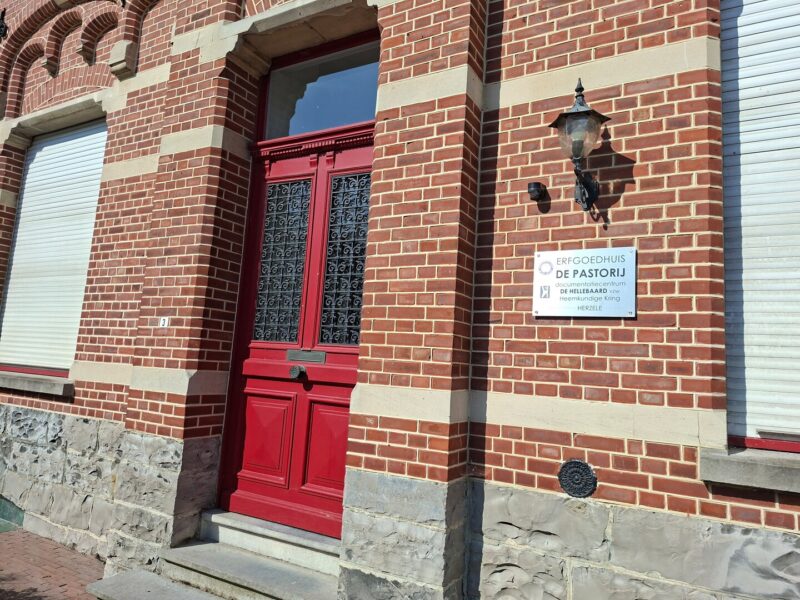 Heemkundige Kring De Hellebaard viert 25-jarig bestaan met verhalenwandeling door Herzele.