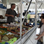 Marktkramers zaterdag op Marktplein tijdens Septemberkermis in Sint-Lievens-Houtem.