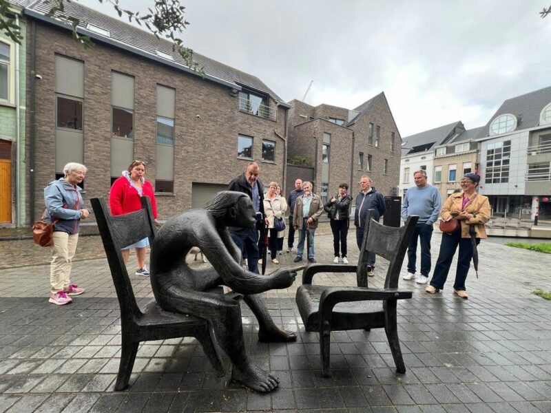 Regen houdt Aalsterse erfgoedliefhebbers niet tegen tijdens wandeling rond Marc De Bruyn.