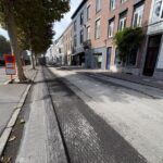 Stationsplein krijgt nieuwe asfaltlaag tijdens tijdelijke herstellingswerken.