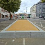 Stationsplein in zuiderse sfeer: Petanque Geraardsbergen bedankt technische diensten voor nieuw terrein.