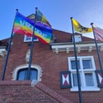 Vredesvlag wappert aan gemeentehuis van Sint-Lievens-Houtem.
