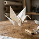 Tieners ontdekken de kunst van papierscheppen tijdens creatief atelier.