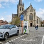 Kapotte laadplaats aan Sint-Martinuskerk in Herzele wordt hersteld: gemeente voorziet ook nieuwe laadpalen.