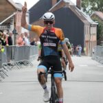 Ibe Smeets sprint naar eerste bloementuil van het seizoen in Sint-Antelinks.