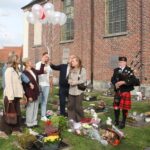 Zeven jaar later blijft Valerie dichtbij: familie en vrienden herdenken 23-jarige op kerkhof van Gijzenzele.