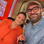 Leedse maker RikTok verrast Vincent Van Geel met uniek verjaardagscadeau in Qmusic-studio.