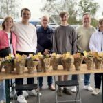 Vlaams Belang Jongeren Lebbeke-Buggenhout verkopen alle azalea’s voor Kom op tegen Kanker.