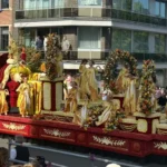 75ste bloemencorso in Sint-Gillis-Dendermonde lokt 30.000 bezoekers: meer dan één miljoen dahlia’s zorgen voor kleurrijk spektakel.