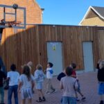 Nieuwe basketbalring zorgt voor extra speelplezier in Basisschool Klim-Op.