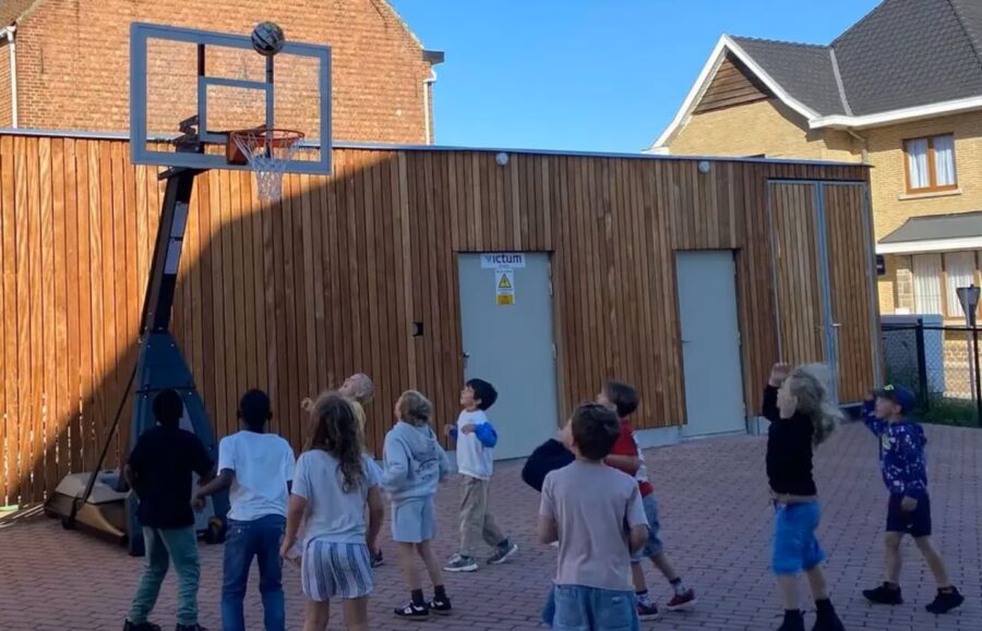 Nieuwe basketbalring zorgt voor extra speelplezier in Basisschool Klim-Op.