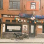 Nostalgische fuif in Woubrechtegem brengt grootste hits uit vier decennia samen.