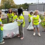 Leerlingen van De Trampoline leren over afval én steken meteen de handen uit de mouwen.