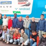 Leerlingen Grotenberge ontdekken gevaren van de dode hoek tijdens verkeersles.