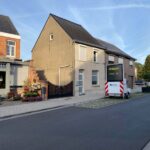 Waarschuwingsbord midden op parkeerplaatsen zorgt voor frustratie bij Bloemen Farell in Schellebelle.