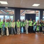 Leerlingen GO! atheneum Geraardsbergen ruimen zwerfvuil op voor een groenere schoolomgeving.