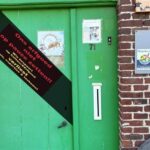Rouwband aan Fonteintjesmolen als protest tegen besparingen op erfgoed.