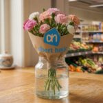 Albert Heijn Lebbeke viert twee jaar met 5.000 boeketjes voor klanten.
