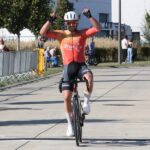 Tim De Braber rekent in slotfase af met medevluchters en wint elite- en beloftenwedstrijd in Ninove.