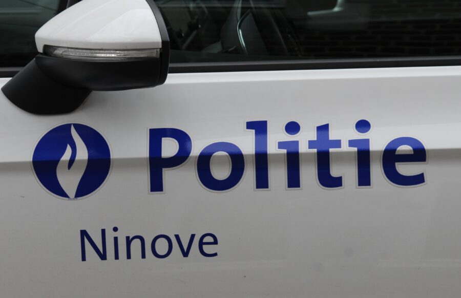 Politiezone Ninove start proefproject om sneller op te treden tegen drugsbezit in de openbare ruimte.