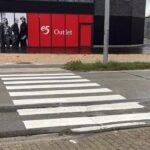 Nieuwe voetpaden en extra zebrapad verhogen verkeersveiligheid langs Steenweg (N405).
