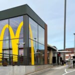McDonald’s Ninove opent opnieuw na grondige renovatie: vernieuwd restaurant biedt meer ruimte en comfort.