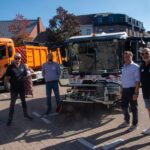 Nieuwe veegwagen van 320.000 euro voorgesteld tijdens Open Bedrijven Dag in Wetteren.
