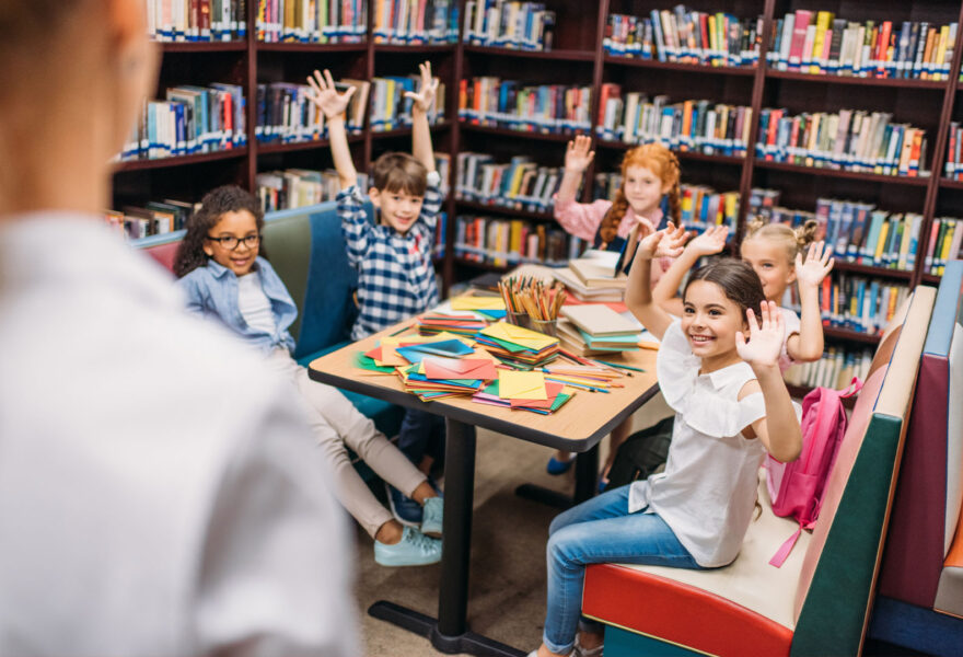 Kunstendag voor kinderen brengt averechts plezier en creativiteit naar de bib van Oosterzele.